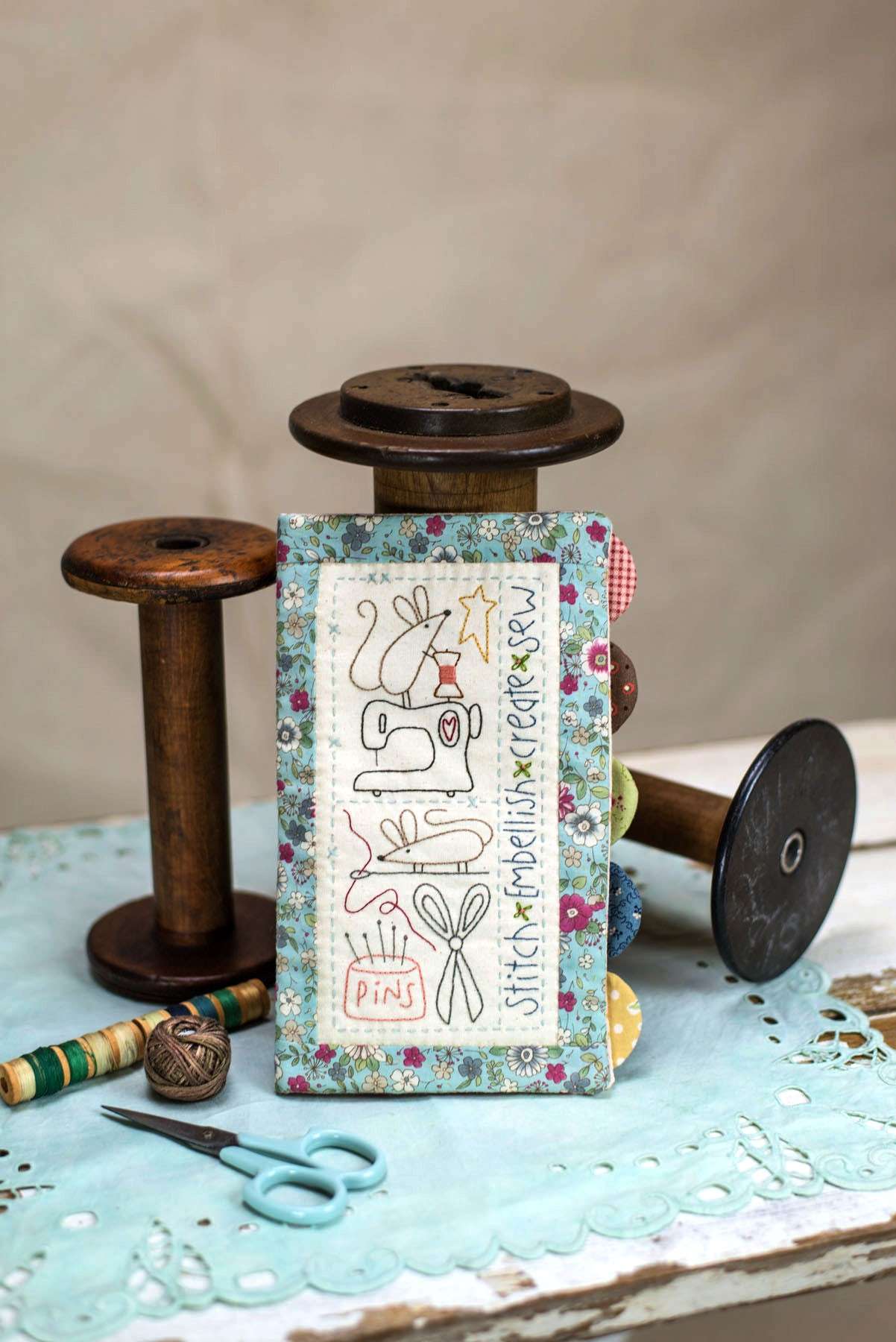 Charming Sewing Mouse Needlebook